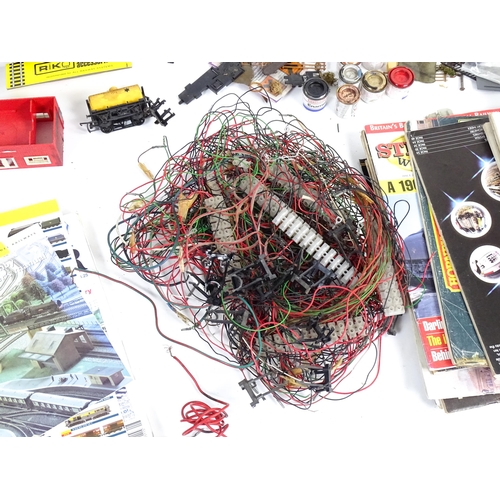 1319 - Toys - Model Train / Railway Interest : A quantity of assorted scale model railway / trackside scene... 