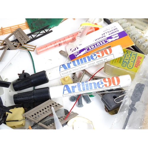 1319 - Toys - Model Train / Railway Interest : A quantity of assorted scale model railway / trackside scene... 