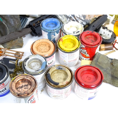 1319 - Toys - Model Train / Railway Interest : A quantity of assorted scale model railway / trackside scene... 