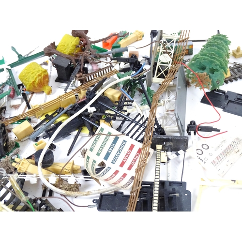 1319 - Toys - Model Train / Railway Interest : A quantity of assorted scale model railway / trackside scene... 