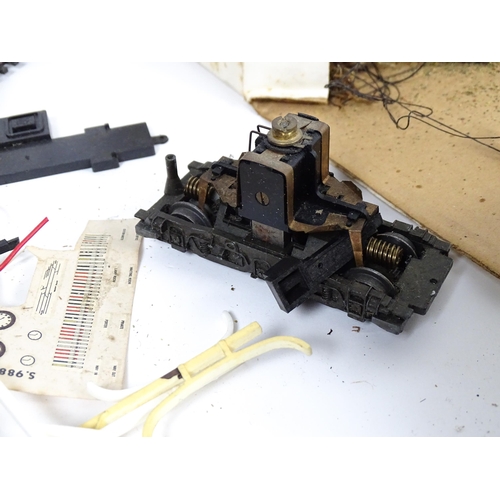 1319 - Toys - Model Train / Railway Interest : A quantity of assorted scale model railway / trackside scene... 