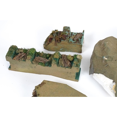 1319 - Toys - Model Train / Railway Interest : A quantity of assorted scale model railway / trackside scene... 