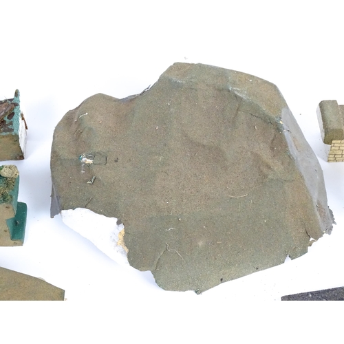 1319 - Toys - Model Train / Railway Interest : A quantity of assorted scale model railway / trackside scene... 