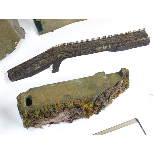 1319 - Toys - Model Train / Railway Interest : A quantity of assorted scale model railway / trackside scene... 