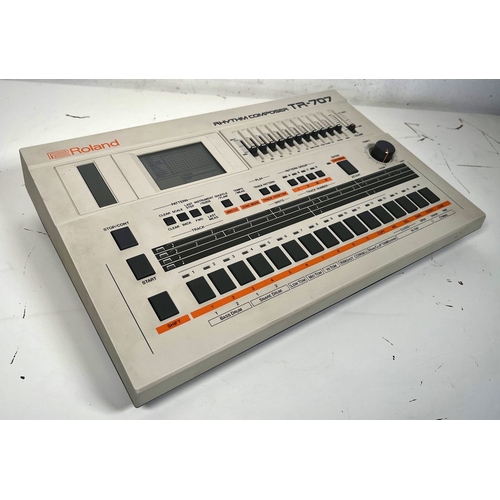 86 - Roland TR-707 Rhythm Composer

(B) Tested and working - powers up and appears to work as intended, n... 