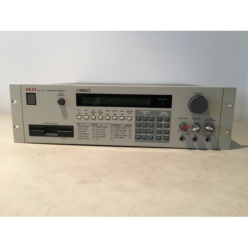 174 - Akai Professional S950 Midi Digital Sampler. Maximum RAM. OS v1.2.

Powers up, screen bright, backli... 