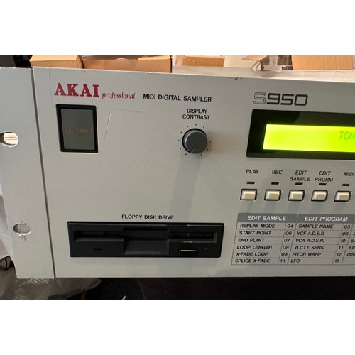 174 - Akai Professional S950 Midi Digital Sampler. Maximum RAM. OS v1.2.

Powers up, screen bright, backli... 