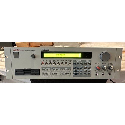 174 - Akai Professional S950 Midi Digital Sampler. Maximum RAM. OS v1.2.

Powers up, screen bright, backli... 