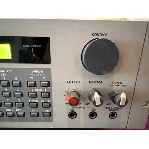 174 - Akai Professional S950 Midi Digital Sampler. Maximum RAM. OS v1.2.

Powers up, screen bright, backli... 