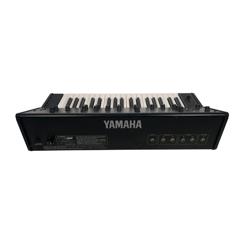 48 - Yamaha CS-5 Synthesizer with original vinyl case.

Monophonic analogue baby CS. 100v. 

(C) Tested. ... 