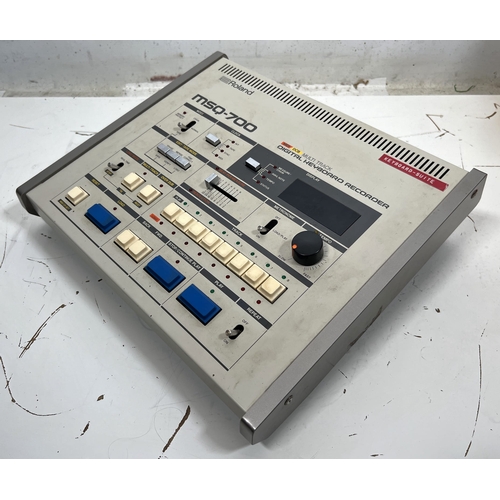 70 - Roland MSQ-700 Digital Keyboard Recorder.

Will need a new battery but there is no battery damage to... 