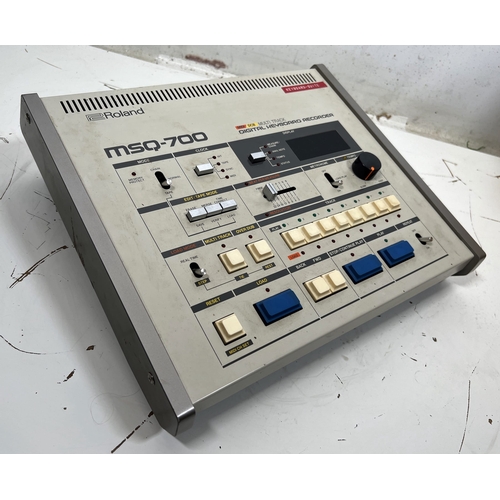 70 - Roland MSQ-700 Digital Keyboard Recorder.

Will need a new battery but there is no battery damage to... 