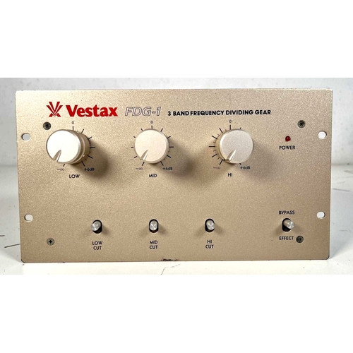 80 - Vestax FDG-1 Isolator / Phono Preamp

Combination of an isolator and phono preamplifier, designed fo... 