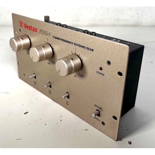 80 - Vestax FDG-1 Isolator / Phono Preamp

Combination of an isolator and phono preamplifier, designed fo... 