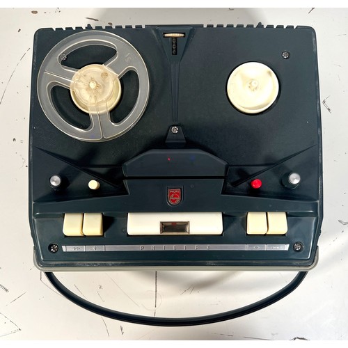 63 - Phillips EL3515 Tape Recorder

Reel to reel tape recorder from 1959. Ok condition for age. Plug remo... 