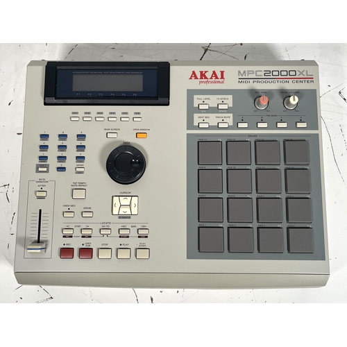 98 - AKAI MPC2000XL + CDROM Sound Library

(A) Tested and working. 
No guarantee or warranty implied. Ope... 