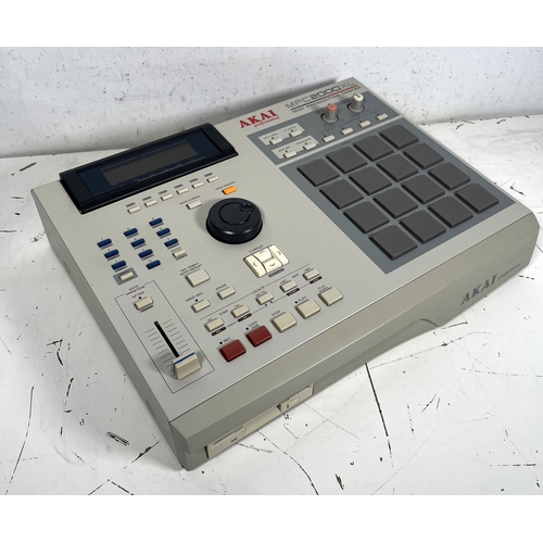 98 - AKAI MPC2000XL + CDROM Sound Library

(A) Tested and working. 
No guarantee or warranty implied. Ope... 