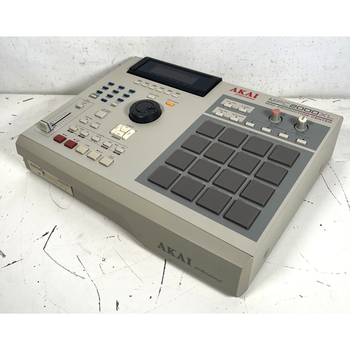 98 - AKAI MPC2000XL + CDROM Sound Library

(A) Tested and working. 
No guarantee or warranty implied. Ope... 