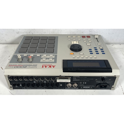 98 - AKAI MPC2000XL + CDROM Sound Library

(A) Tested and working. 
No guarantee or warranty implied. Ope... 