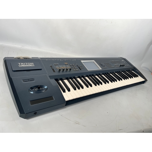 143 - Korg Triton Extreme, Music Workstation