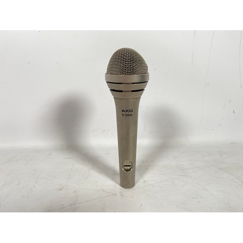 60 - AKG D320 B