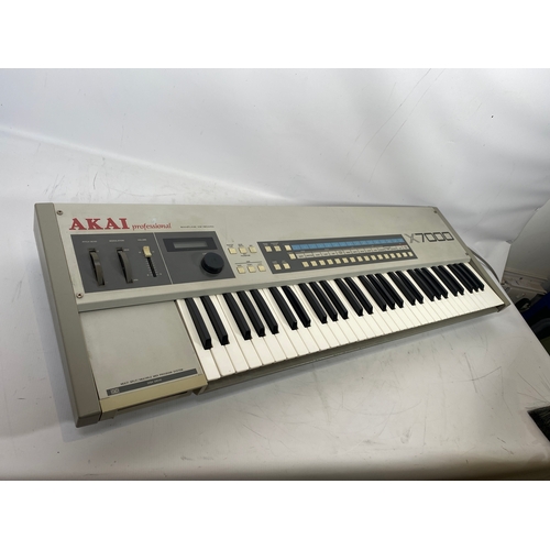 90 - Akai Professional X7000 Sampling Keyboard