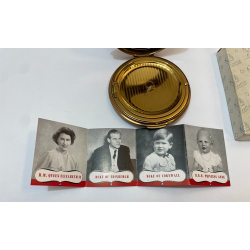 120 - Two vintage powder compacts - 
- Rare Stratton ‘Corona’ H.M. Queen Elizabeth II 1953 - Coronation po... 