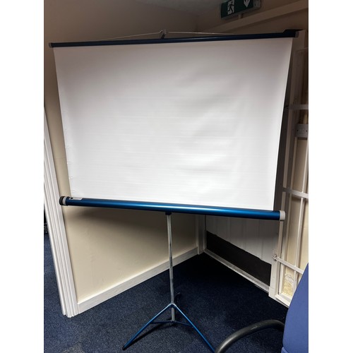 108 - Vinatge Eumig P8M IMPERIAL cine film projector with film. Lamp working when tested but no drive belt... 