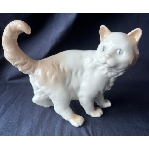81 - Vintage NAO by Liadro porcelain cat figurine. 13cm tall.