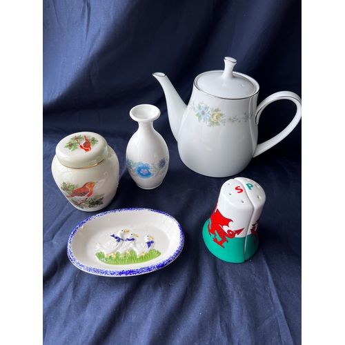 90 - CHSW. Selection of ceramic items. Noritake delphine tea pot, wedgwood clementine vase etc