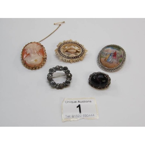 1 - A mixed lot of Edwardian and other brooches