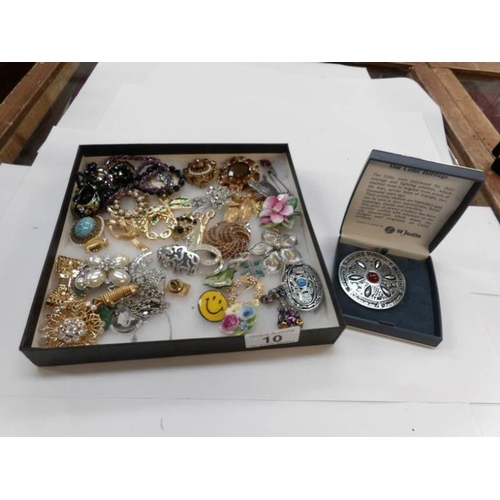 10 - A mixed lot of costume jewellery