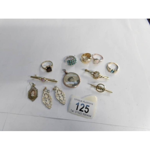 125 - A mixed lot of rings and other jewellery