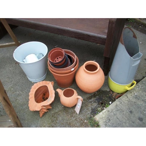 11 - A quantity of plant pots