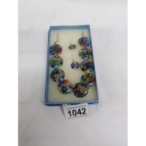 1042 - A Murano glass necklace with matching earrings