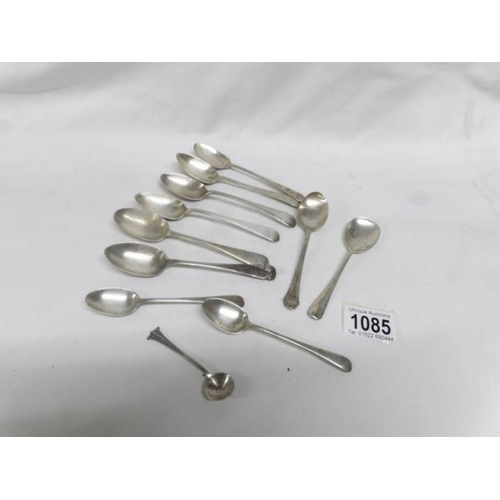 1085 - A quantity of silver spoons (approx. 195g)