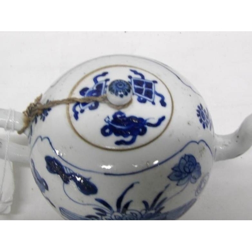 1205 - A small Chinese blue and white teapot with cover, Kangxi period (1662-1772)