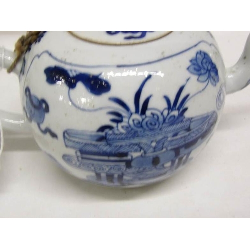 1205 - A small Chinese blue and white teapot with cover, Kangxi period (1662-1772)