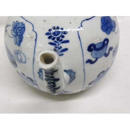 1205 - A small Chinese blue and white teapot with cover, Kangxi period (1662-1772)