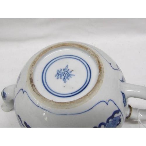 1205 - A small Chinese blue and white teapot with cover, Kangxi period (1662-1772)