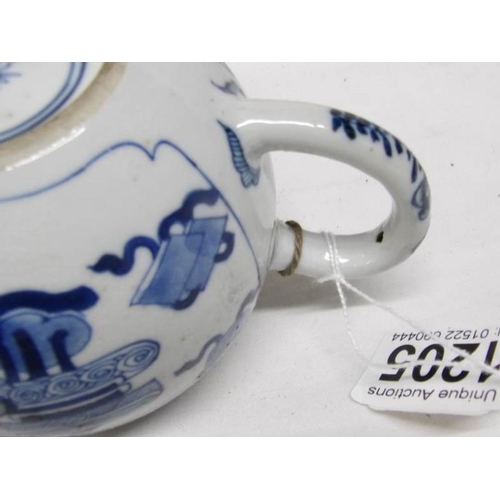 1205 - A small Chinese blue and white teapot with cover, Kangxi period (1662-1772)