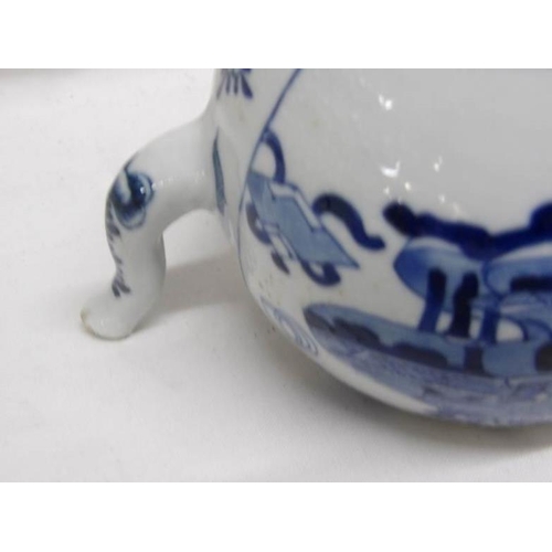 1205 - A small Chinese blue and white teapot with cover, Kangxi period (1662-1772)