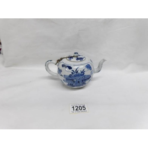 1205 - A small Chinese blue and white teapot with cover, Kangxi period (1662-1772)