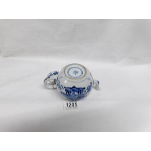 1205 - A small Chinese blue and white teapot with cover, Kangxi period (1662-1772)