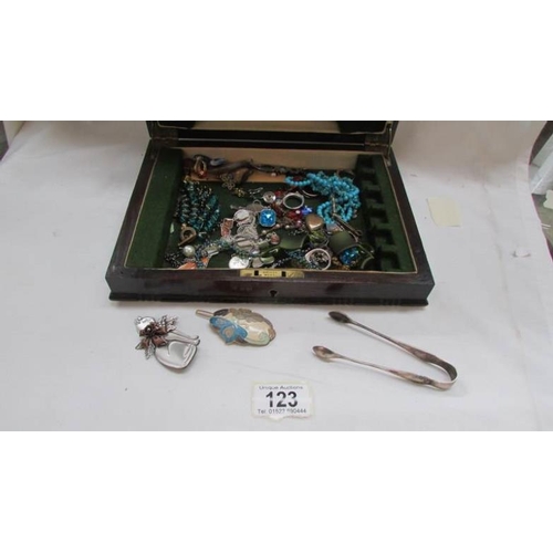 123 - A mixed lot of jewellery in an oak cutlery box