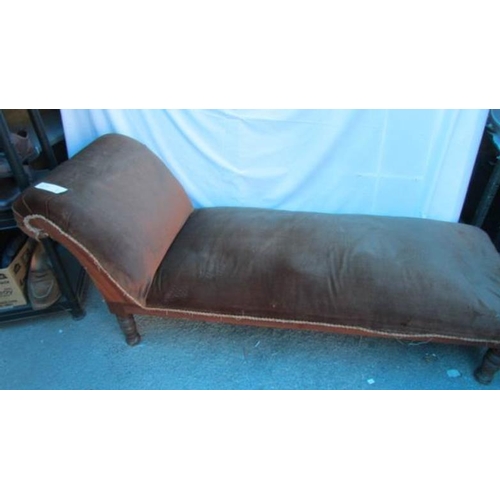 107I - A chaise longue