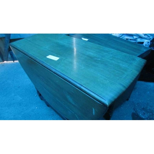 107O - A gate leg table