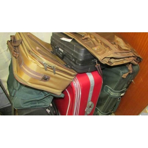 109L - 6 suit cases