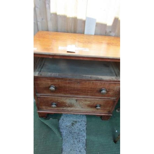 86 - A mahogany chest of drawers