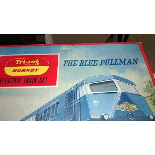 28 - A Triang 'The Blue Pullman' train set (no track)